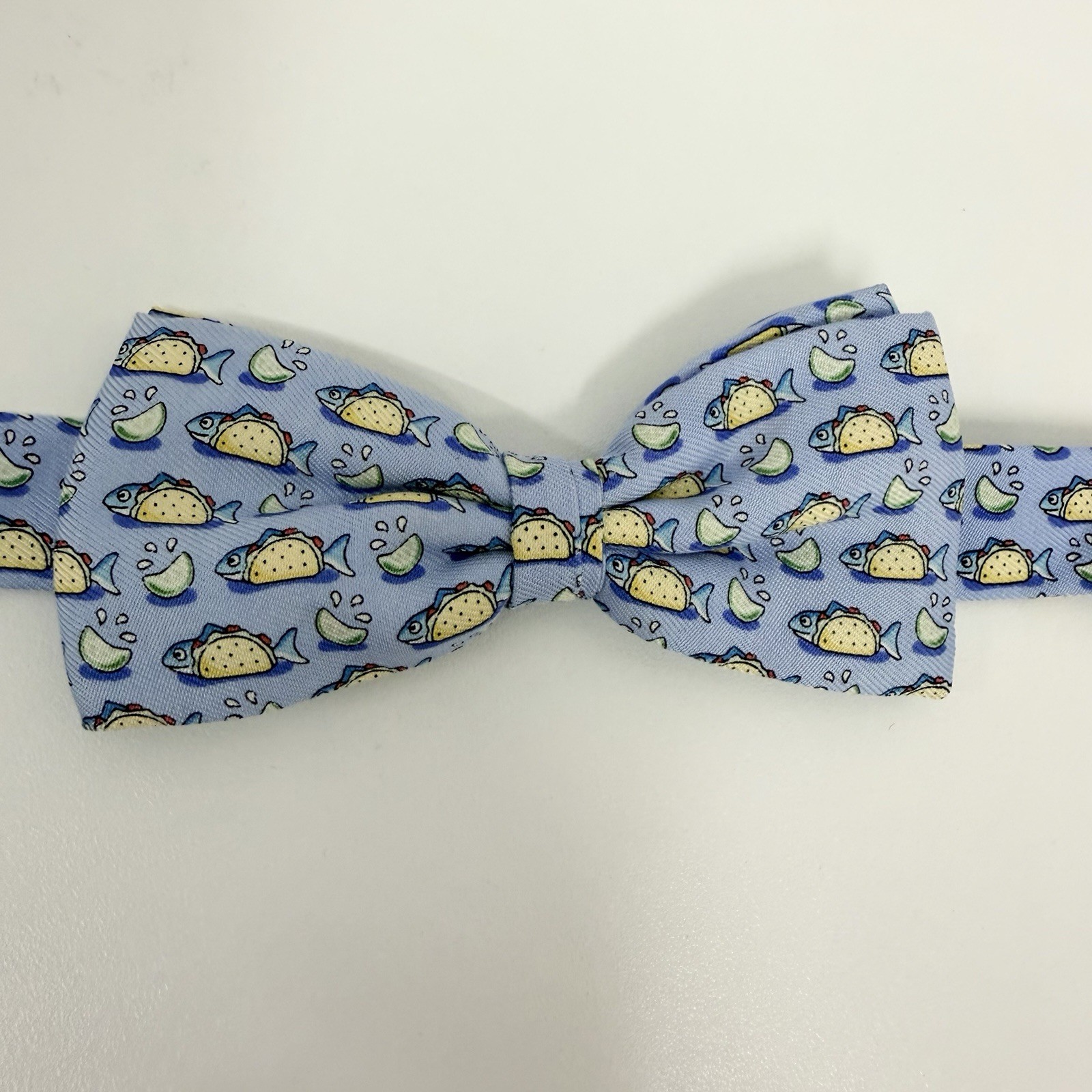 Vineyard Vines NEW Boy's Bow Tie "Fish Tacos" Blue Silk USA 2" (W) x 16.5" (L)
