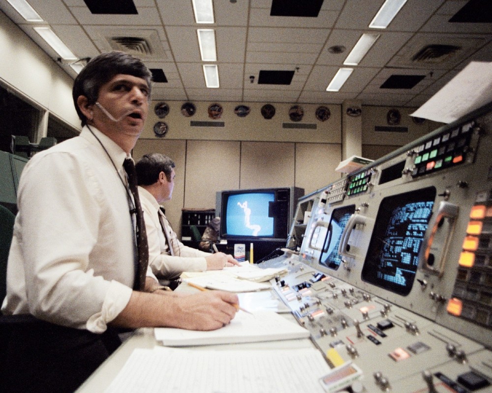 SPACE SHUTTLE CHALLENGER FLIGHT CONTROLLERS AFTER EXPLOSION  8X10 PHOTO (BB-289)
