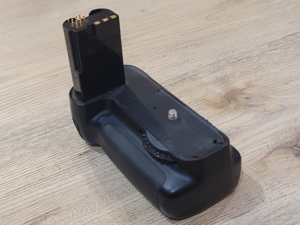 Nikon MB-D80 Multi Power Battery Pack Grip for D80