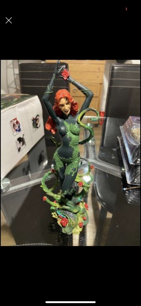 poison ivy statue - Batman