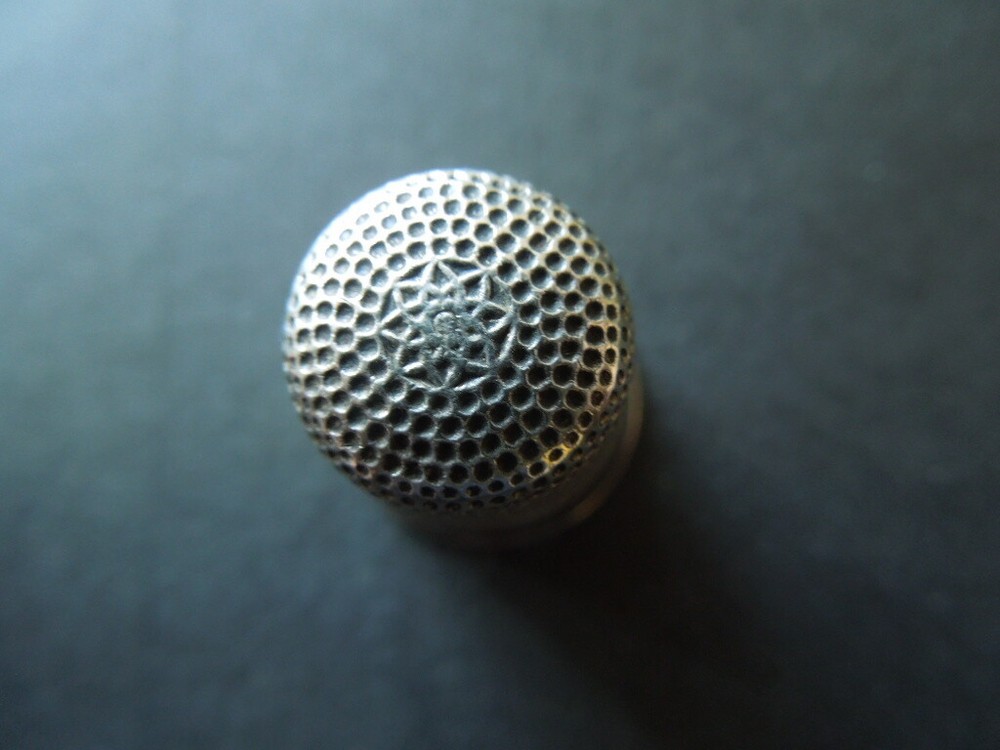 K203 ANTIQUE SILVER THIMBLE SEE DESCRIPTION