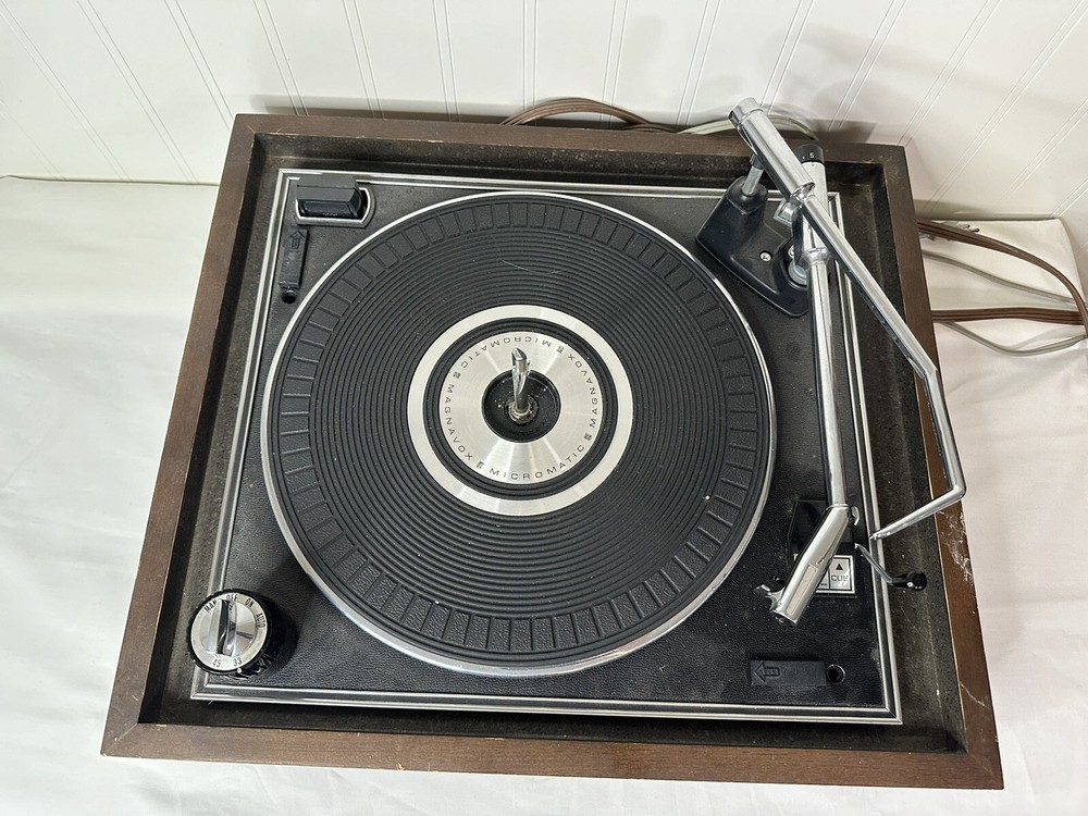 Magnavox 2K8888 Turntable | w/ lid | Untested | needs cleaning