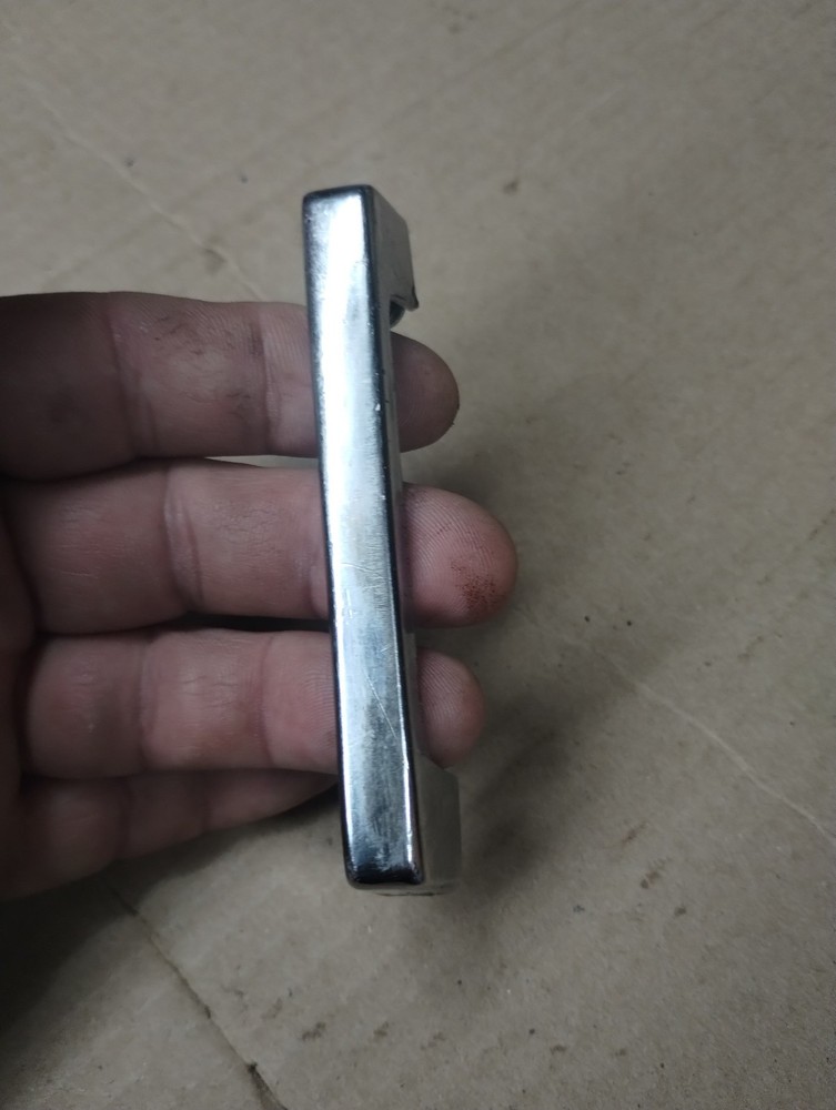 HUSKY TOOL BOX FRONT DOOR PULL HANDLE. #H37