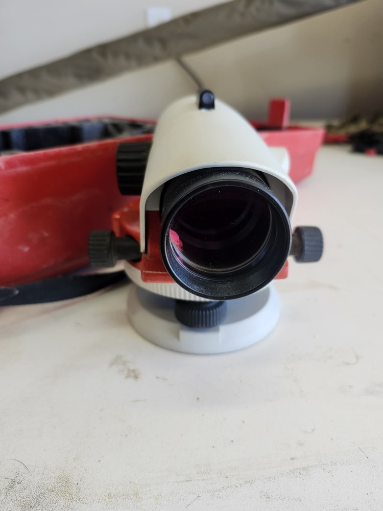 Leica Geosystems NA730 Automatic Optical Level with Case Used