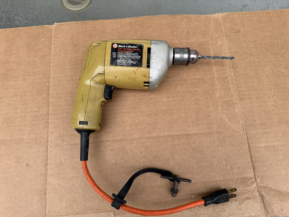 vintage Black and Decker 37127 3.0 amp  variable speed, reverse w bit, chuck key