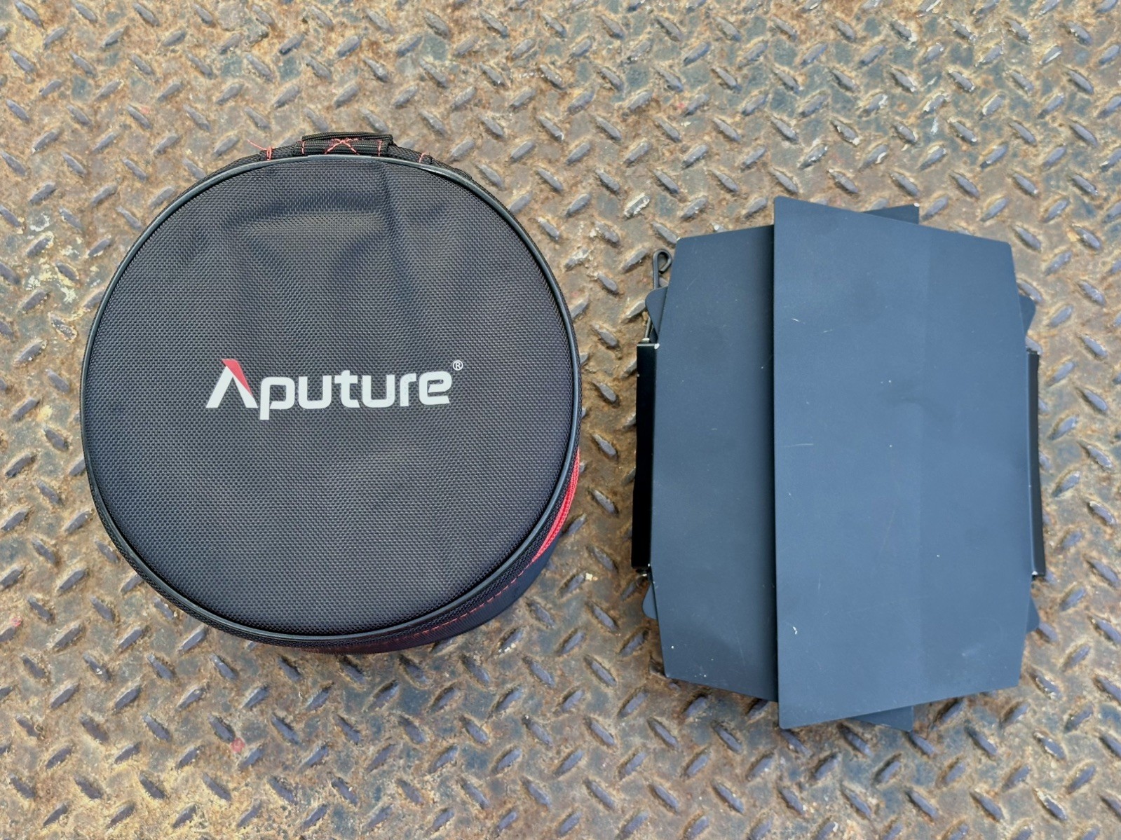 Aputure Fresnel 2X Bowens Mount – With Barndoors & Case