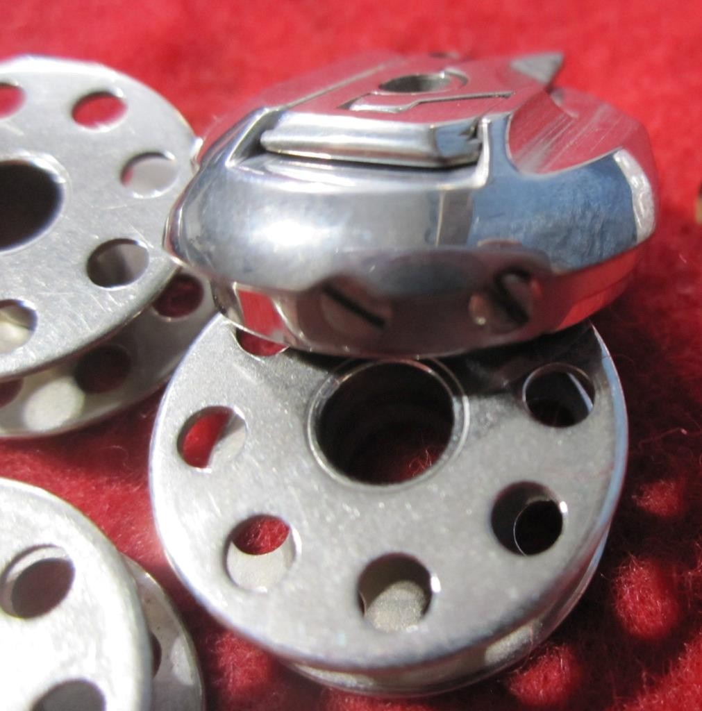 1947 VINTAGE SINGER SEWING MACHINE BOBBIN CASE FITS 301 / 221 NO. 45750 #2