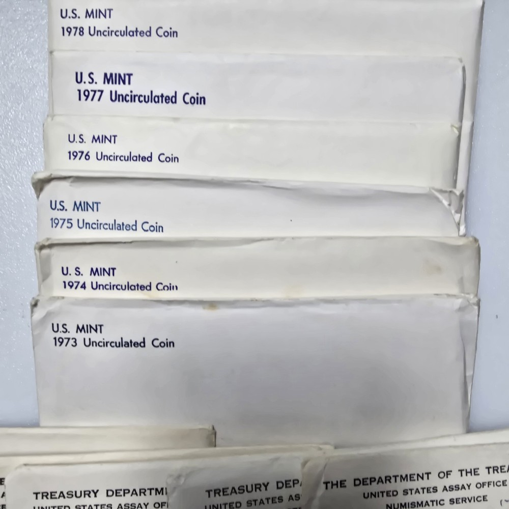 US Mint Sets 1968 - 1981 14 Uncirculated P & D Sets Includes 3 Silver Halves OGP
