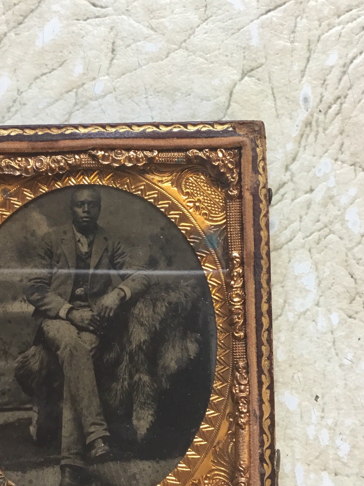 1800 HANDSOME WELL DRESSED AFRICAN AMERICAN MAN SUIT FUR RUG Tin Type Photo