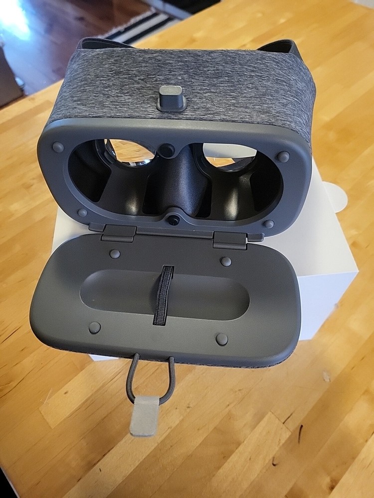 Google Daydream View VR Headset - W/Box but no remote