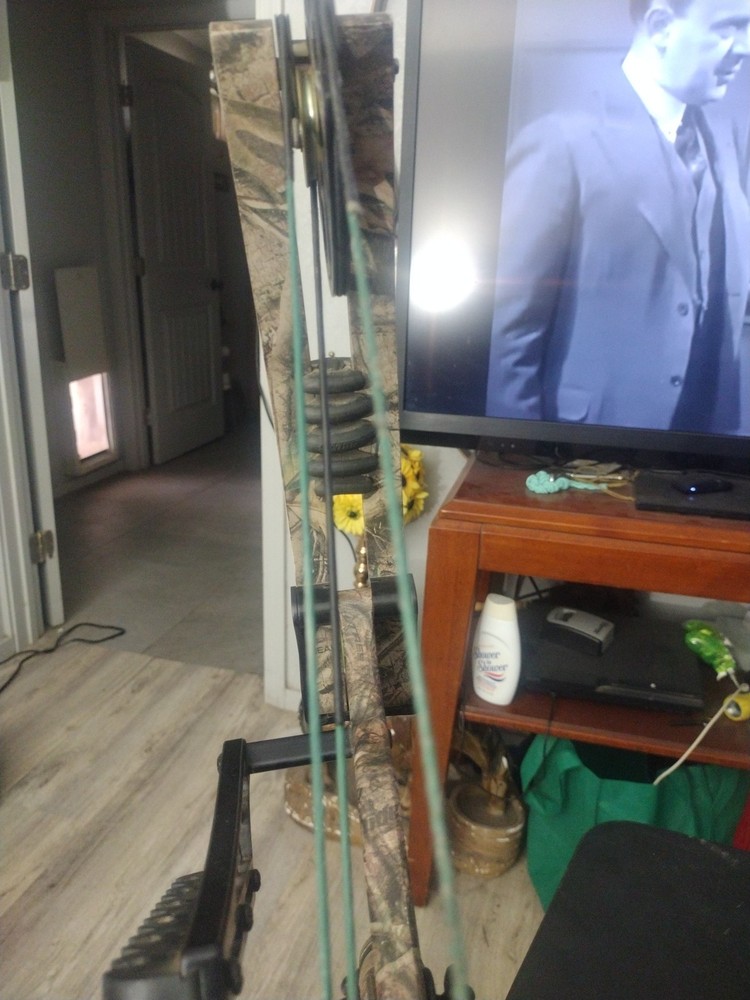 REFLEX RIDGELINE Compound Bow With Arrow Holder And Stabilizer