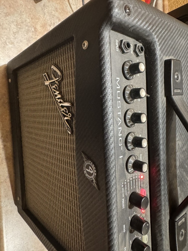 FENDER MUSTANG 1 AMPLIFIER