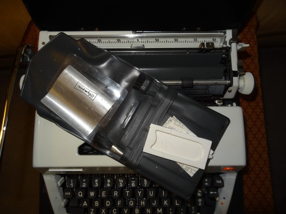 Olympia DELUXE SM9 White Typewriter + Case & Key