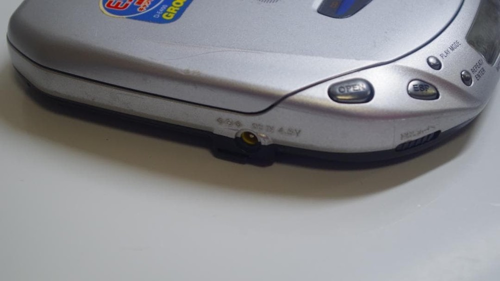 SONY D-E404 COMPACT DISC COMPACT PLAYER CD WALKMAN Silver Tested Used