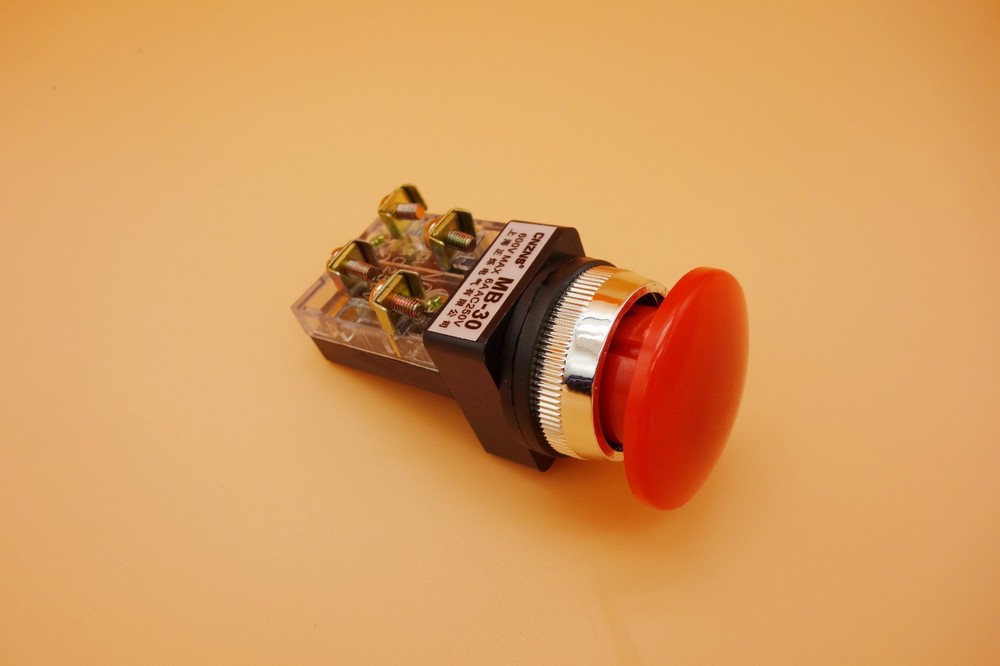 1PC Cutout 30mm Spring Return Momentary RED Mushroom Head push button switch