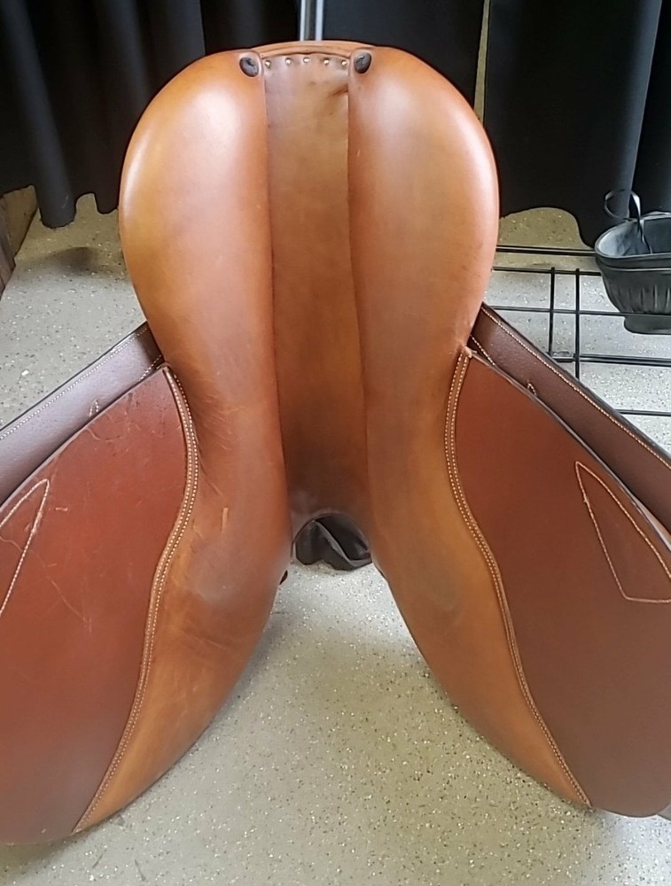 ** CLOSE CONTACT ENGLISH SADDLE 17", MEDIUM TREE REGULAR FLAP **