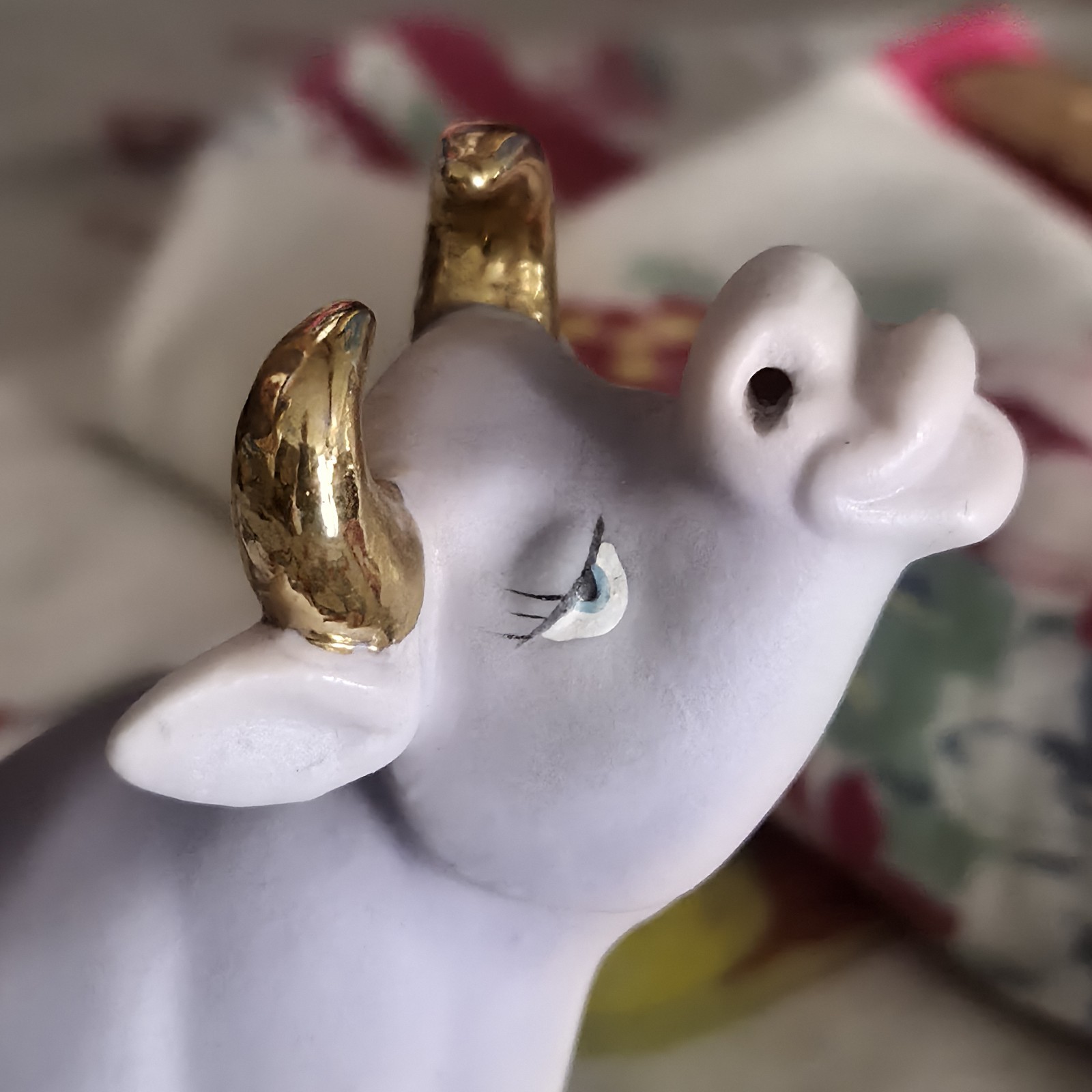 VTG Anthropormorphic Purple Cow Figurine Kissing W/ Gold Paint Figurine EUC