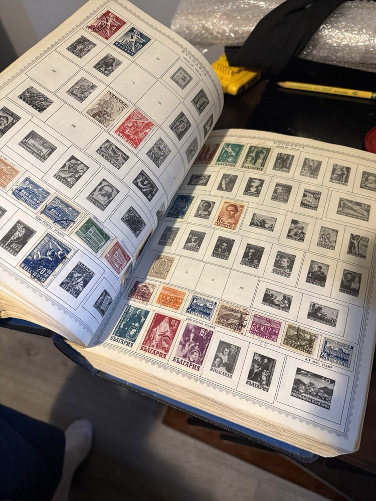 The Master Global Stamp Album by Minkus Publications With Stamps