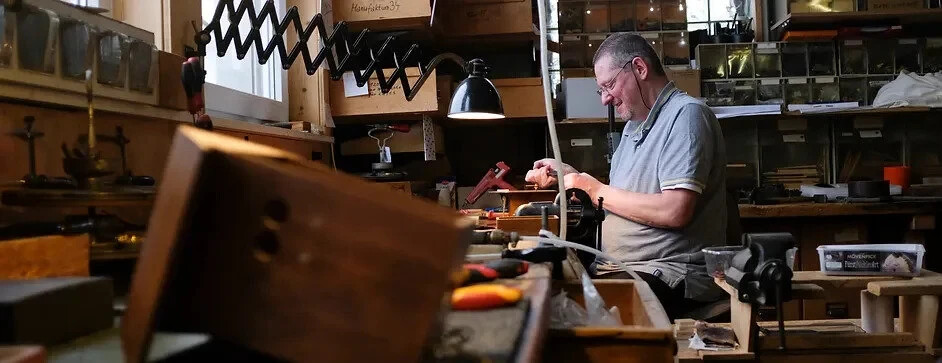 Exquisite Modern Black Cuckoo Clock with Handcarved Bird, Rectangle Solid Clock