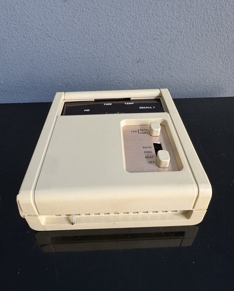 VTG JADE Controls Digital Thermostat - Programmable H/C - CL B-84 Wall Mountable