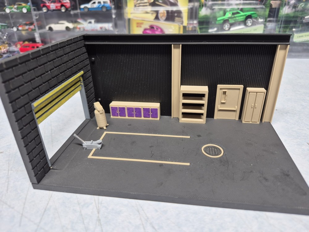 1/64 Diorama Garage with Accessories – Handmade Display Base