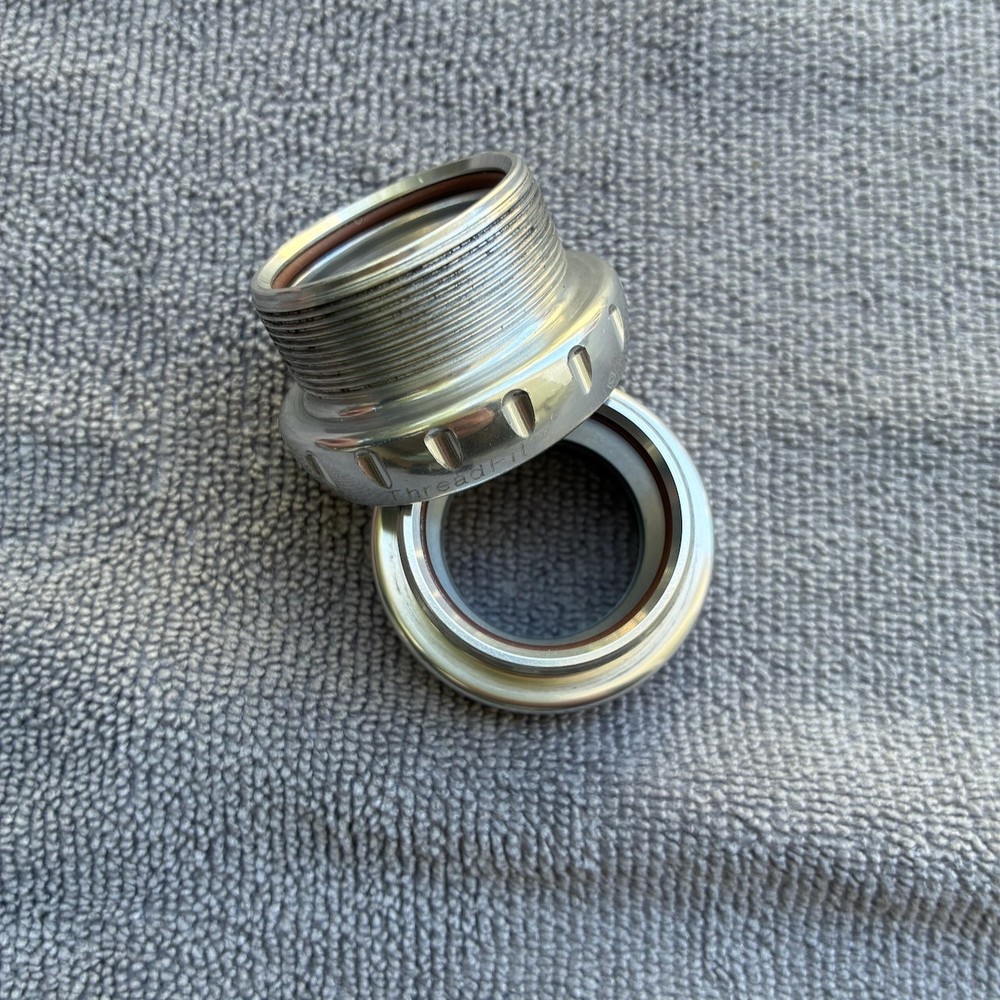 Chris King ThreadFit 24 bottom bracket silver with fit kit