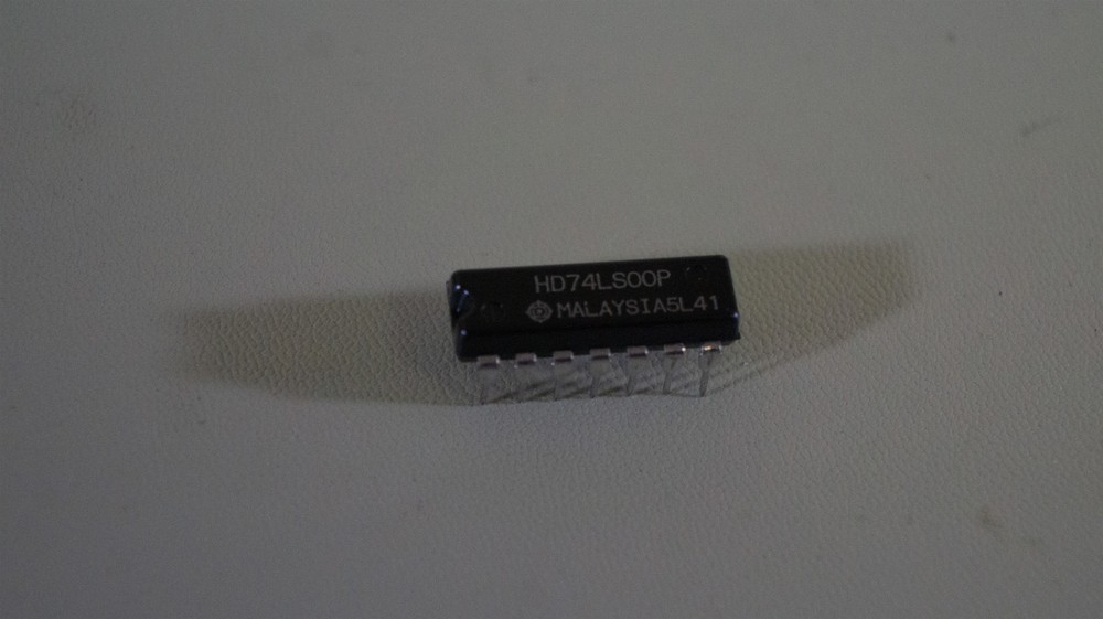 Hitachi HD74LS00P 14Pin DIP IC - New