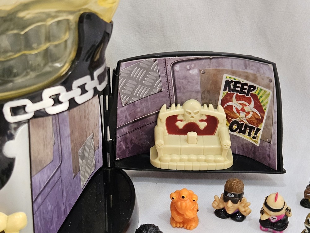 Squinkies Skull Cavern Playset with Figures and Bubbles