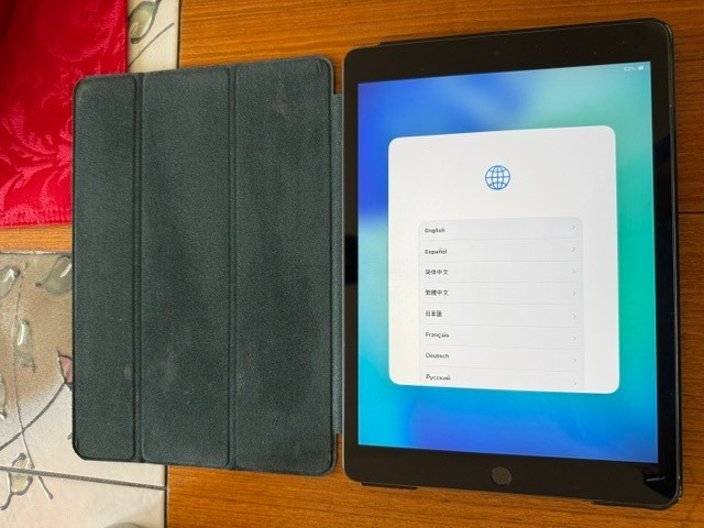 ipad 9th generation 64gb wifi includes ear buds, extra lighting cables and case