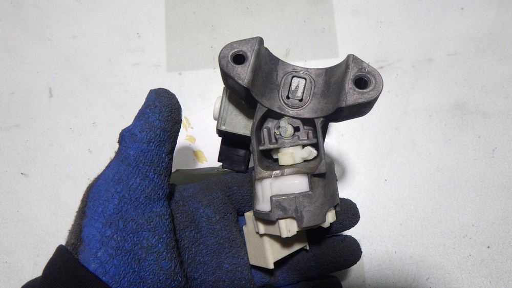 07 TOYOTA YARIS Ignition W/Key