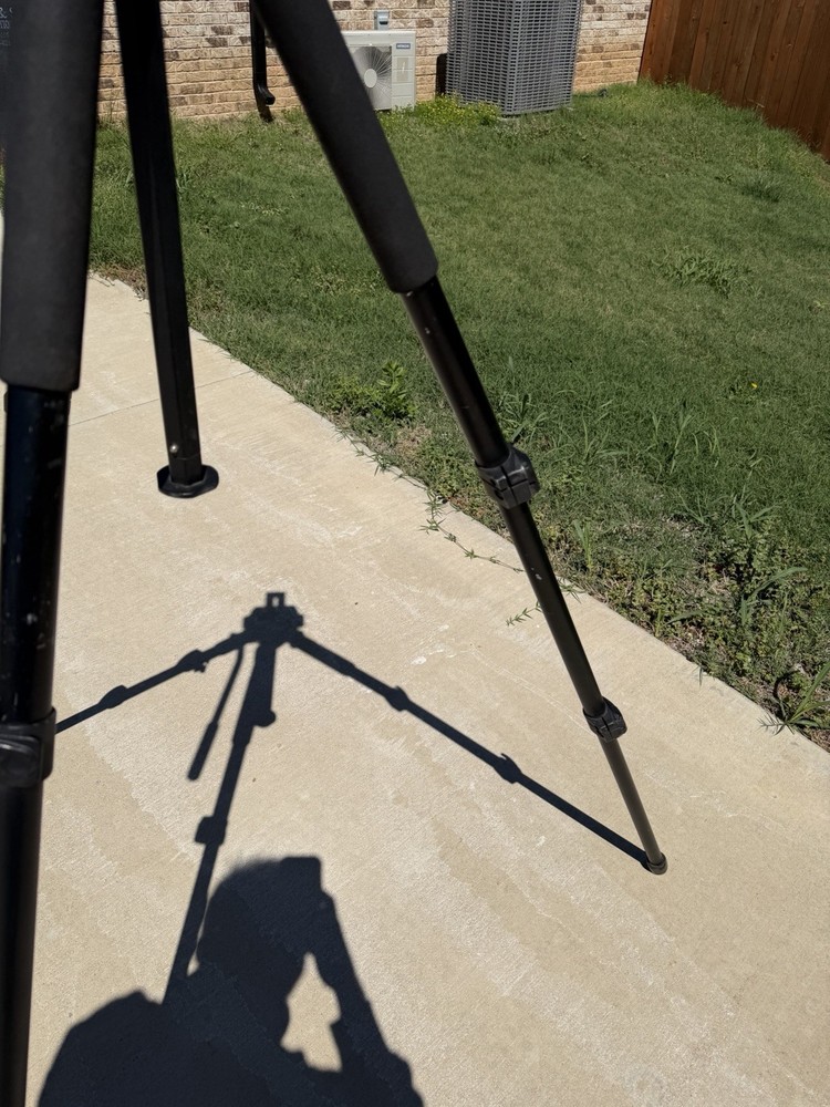 Manfrotto 501HDV Fluid Video Head on Vanguard Tracker 2 Tripod Legs Bundle