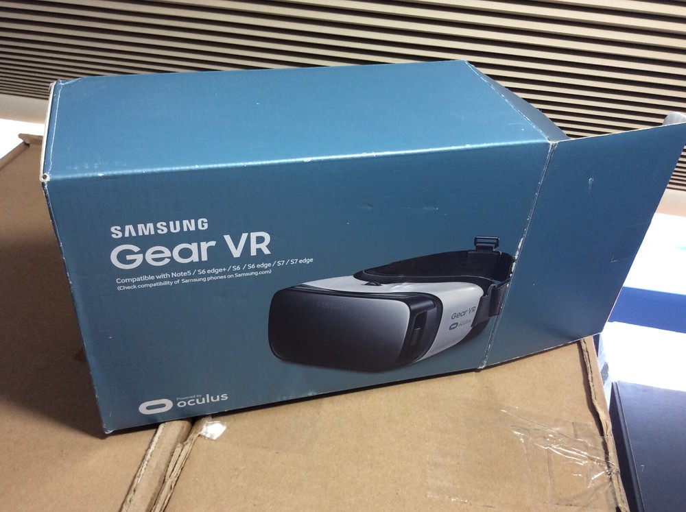 Samsung Gear VR Headset SM-R322 Frost White Compatible With Note5/ S6 Edge+/ S6