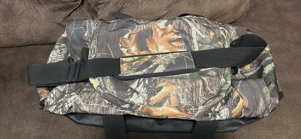 RedHead Camouflage Hunting Duffel Bag Adjustable Strap Zipper Closure