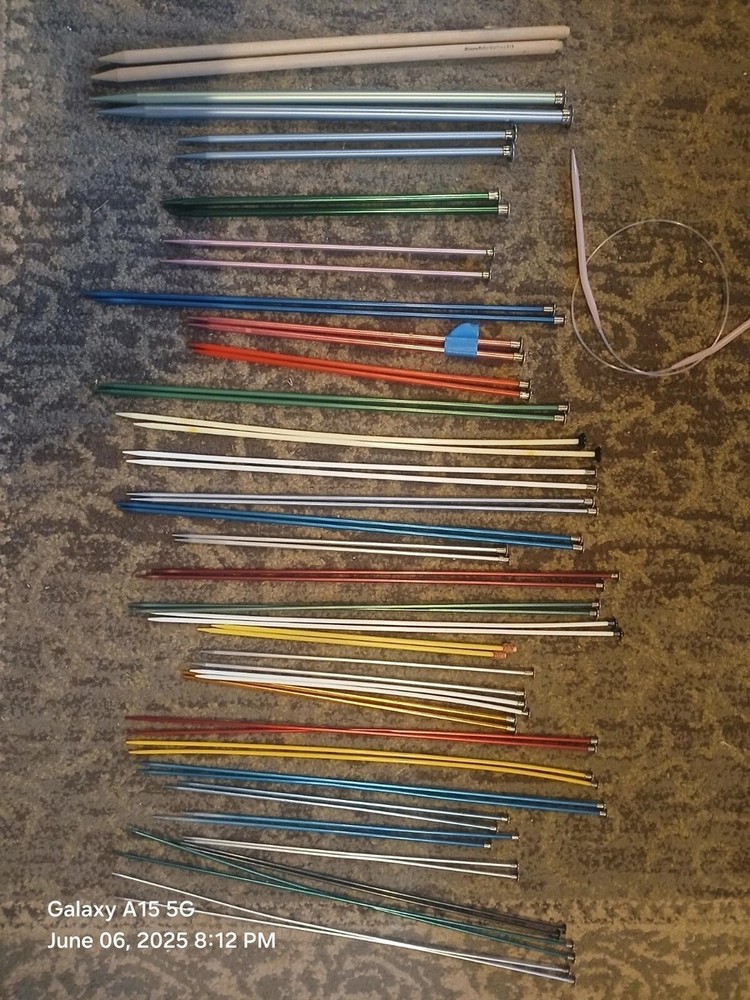 LOT OF ASSORTED KNITTING NEEDLES AND YARN