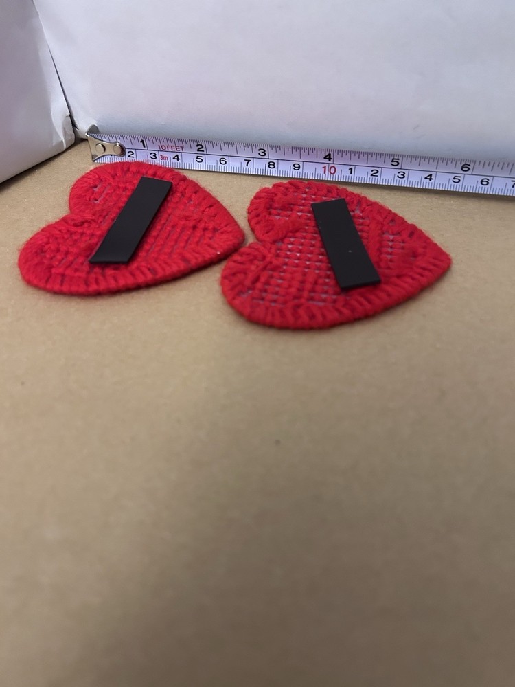 VTG yarn+plastic canvas handmade/stitched 2 red heart + magnet