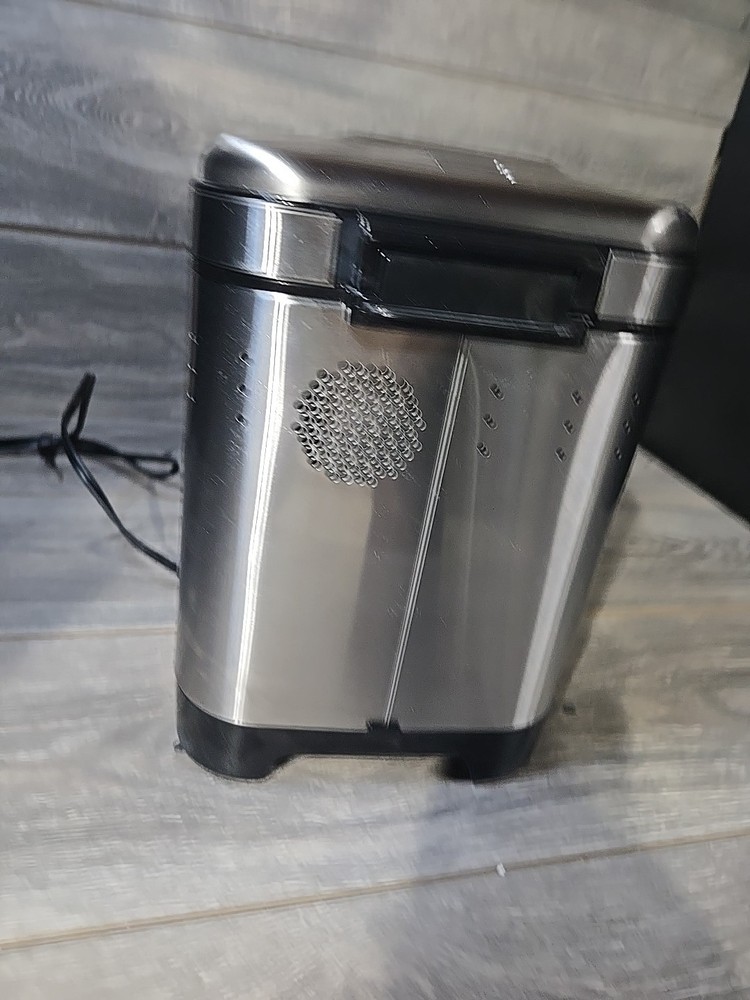 Cuisinart CBK-110 Bread Machine Stainless Steel 1.5lb 12 Programs LCD Timer Read