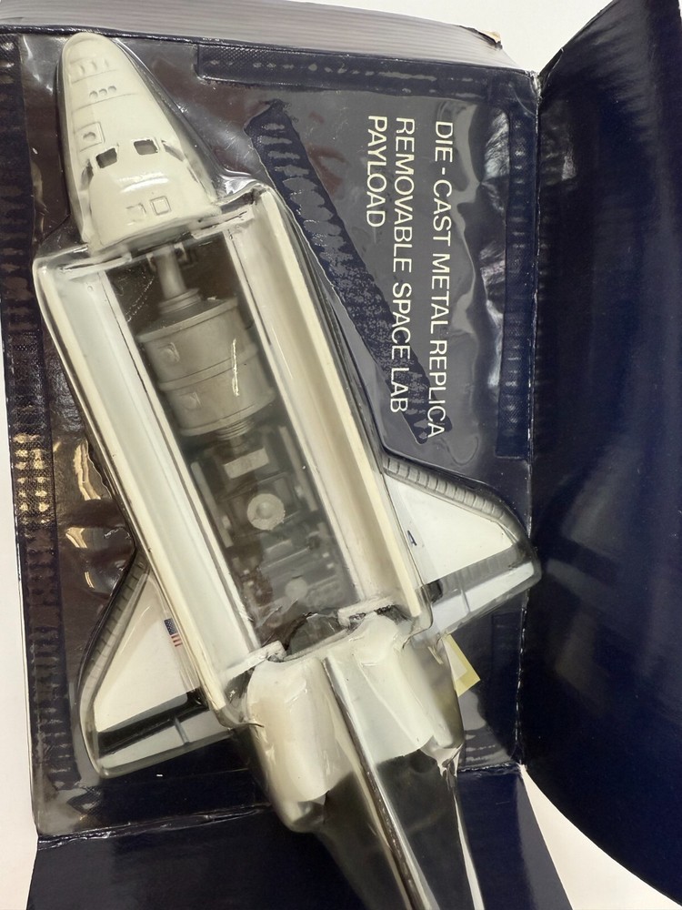 NOS Ertl Space Shuttle with removable Space Lab Payload 1514 Diecast