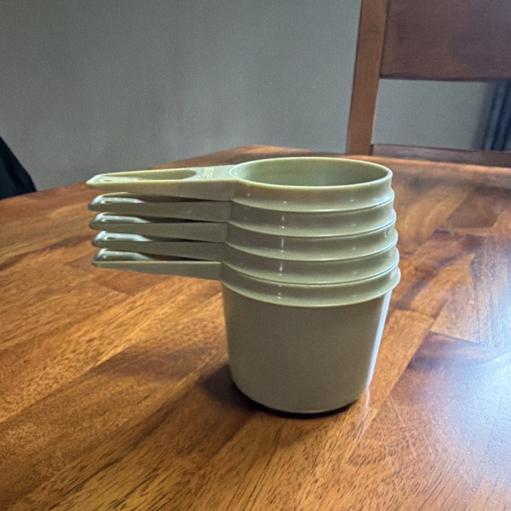 Tupperware Beige Plastic 5-Piece Nesting Measuring Cup Set 1/3-1 Cup