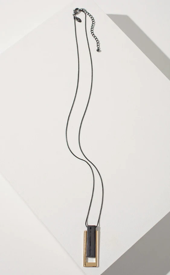 CHICO'S LONG ADJUSTABLE PENDANT NECKLACE