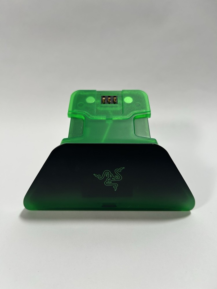 GC504 RAZER WIRELESS CONTROLLER & QUICK CHARGING STAND FOR XBOX- USED