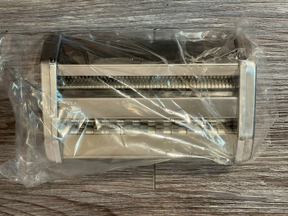 BED BATH & BEYOND Pasta Machine Stainless Steel Spaghetti Noodle Maker RollerNEW