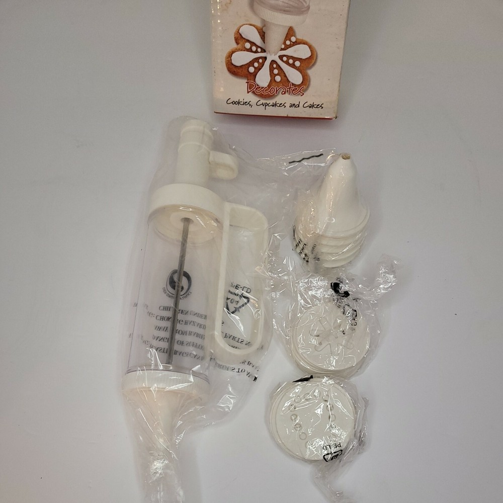 Nantucket Distributing 31 Pc Cookie Press Set 6 Funnel tips & 24 Disc Open Box
