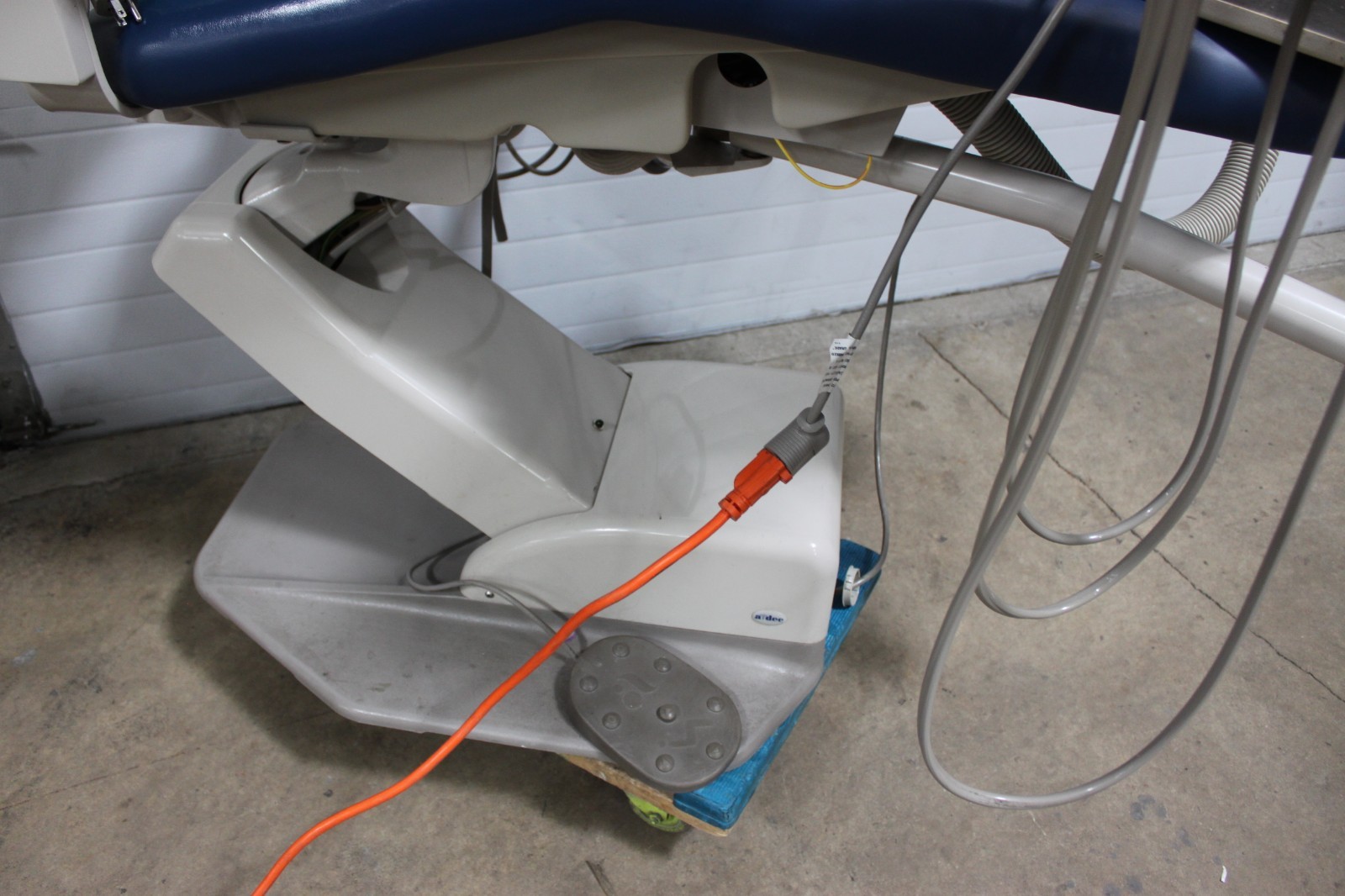 Adec Dental Patient Proma Exam Procedure Chair Unit & Light. Pls see the picture