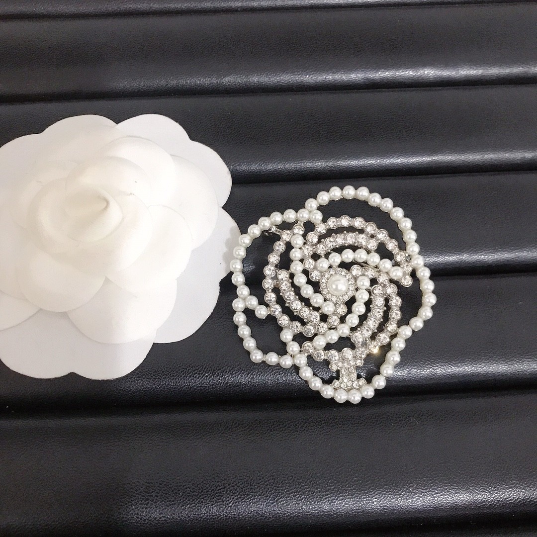 Women's Fashion Classic Three-dimensional Pearl Crystal Brooch Birthday Gift