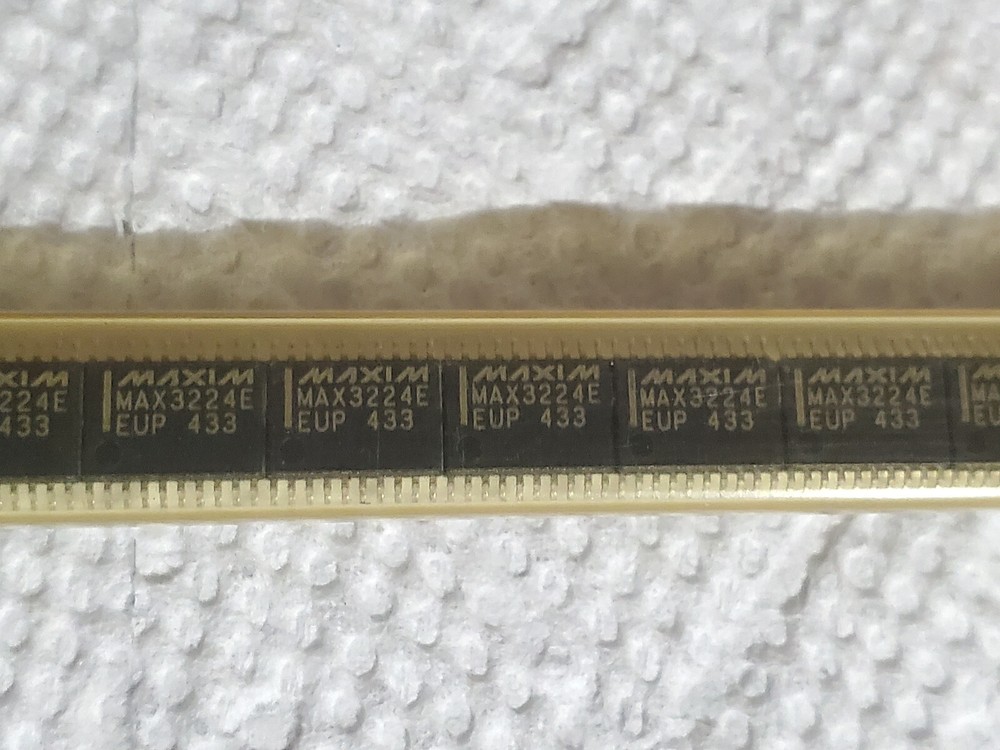 Maxim MAX3224EEUP IC RS-232 Interface Transceiver