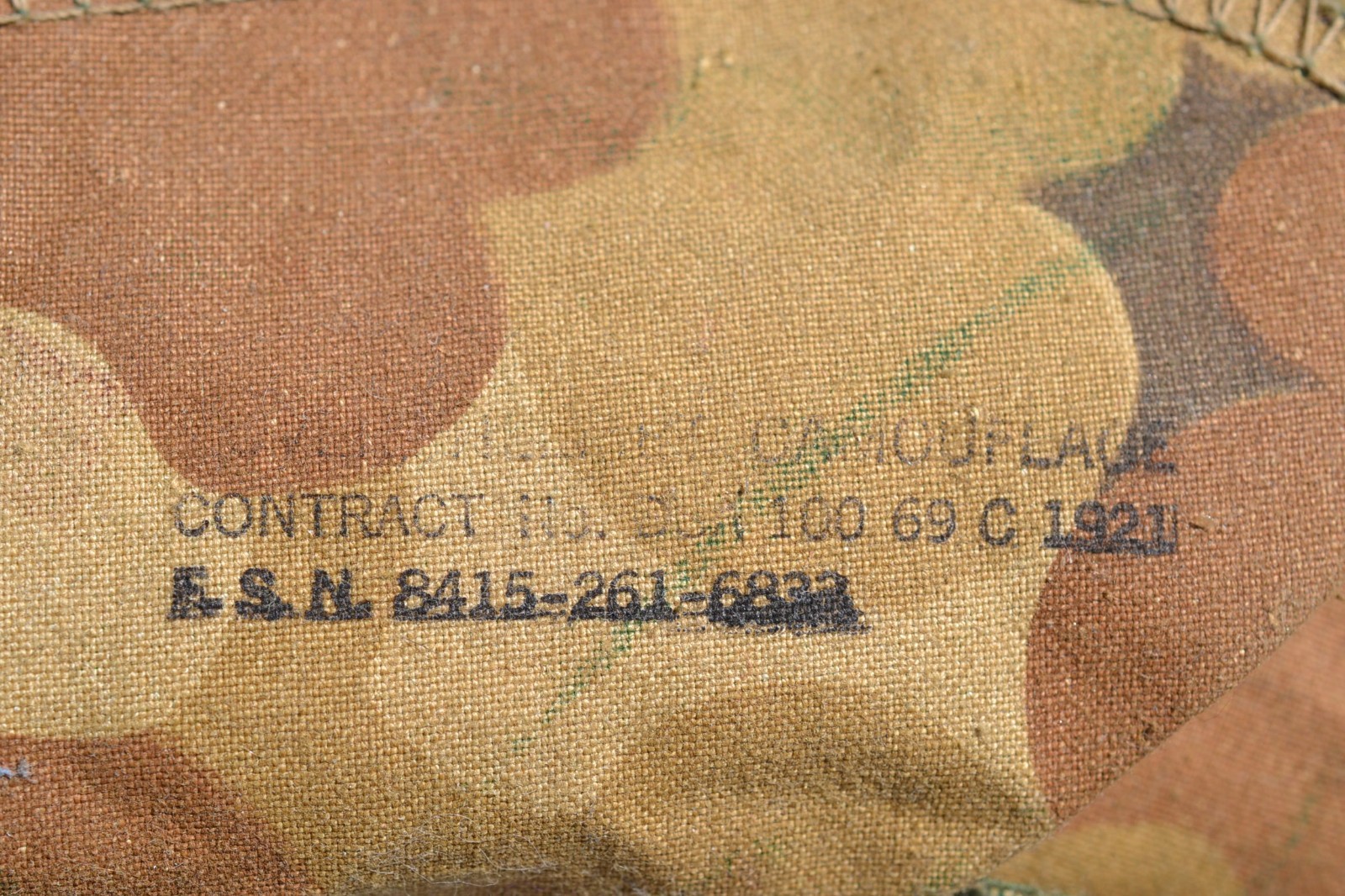 EARLY US ARMY M1 HELMET VIETNAM WAR VINTAGE CAMOUFLAGE COVER & PEACE PIN BUTTON