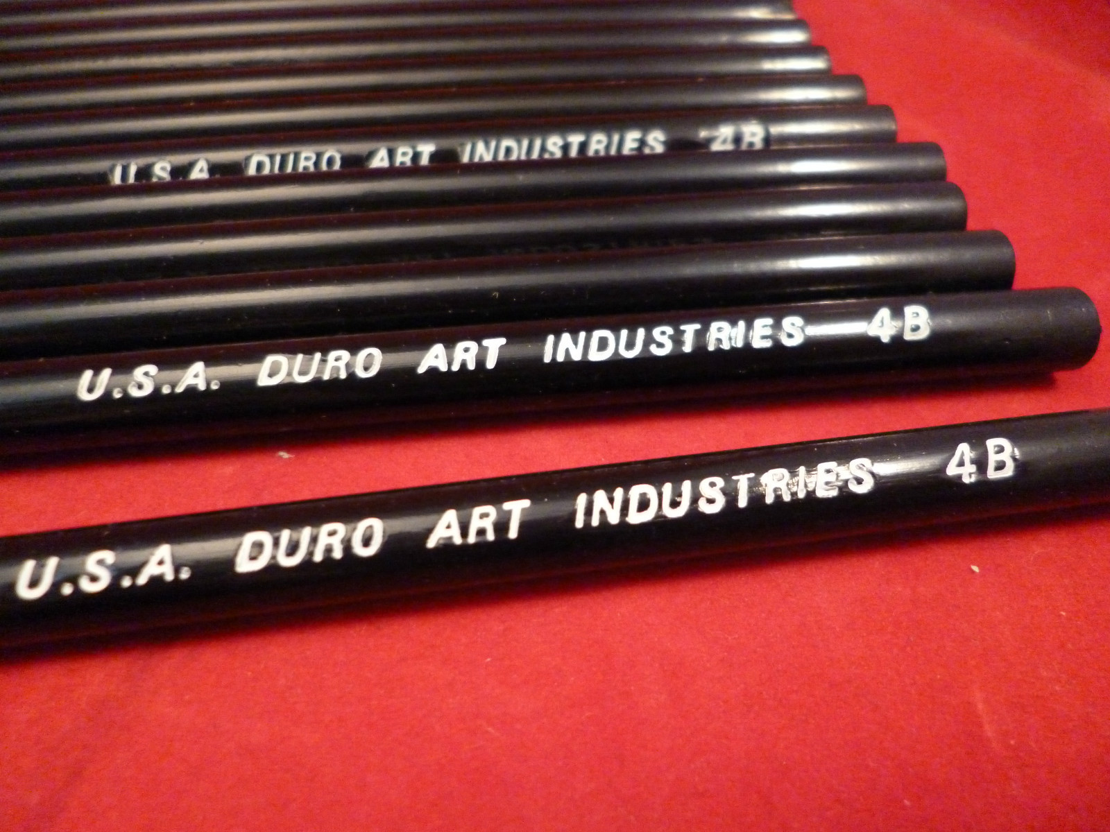 1 DOZEN (12) VINTAGE DRAWING/SKETCHING PENCILS CHARCOAL ROUND 4B DURO ART USA