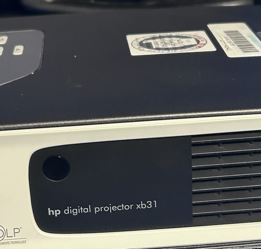 HP Digital Projector XB31 DLP w/ Case & Cords Tested
