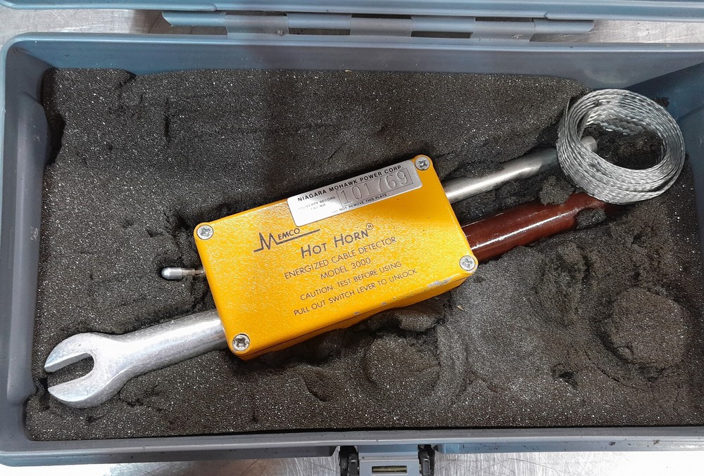 Memco Model 3000 Energized Cable Detector with Case
