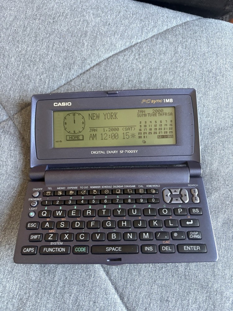 Casio Digital Diary SF-7100SY - 1MB - PC SYNC - W/ Box + Plastic Insert - TESTED